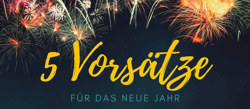 5 Neujahrsvorsätze Überschrift mit Silyvesterraketen im Hintergrund